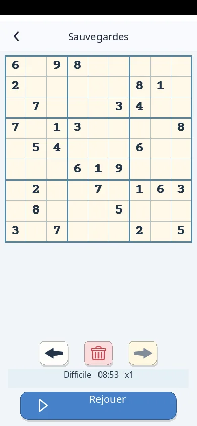 Écran Sauvegardes de l’app Sudoku sur téléphone : la grille de départ d’une partie déjà jouée, son niveau et son temps, des flèches pour passer d’une grille à l’autre, une corbeille et le bouton Rejouer.